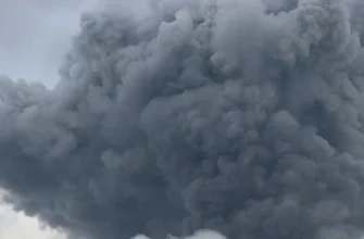 Російський дрон упав на підприємство в Чернігові: під завалами опинилися люди, є жертва!