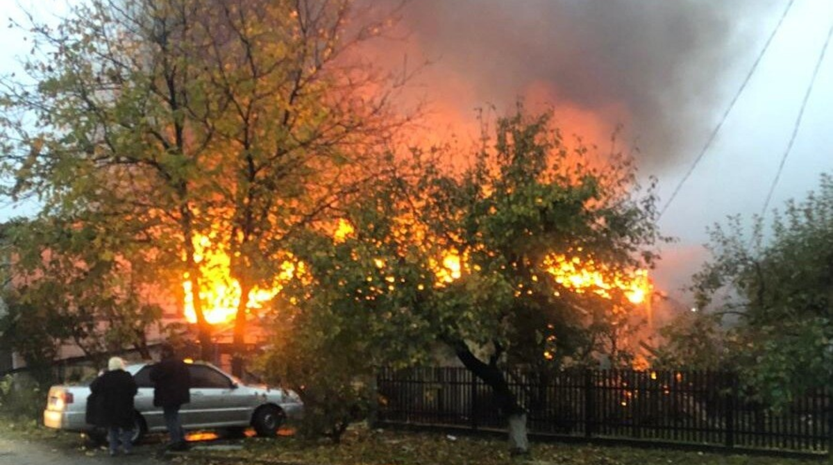 Уночі російські війська вдарили по Хмельницькому: на підприємстві спалахнула пожежа, частина області без світла