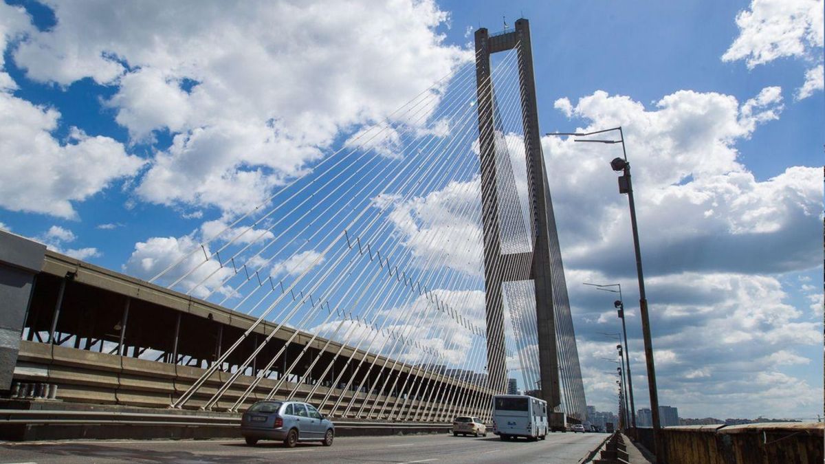 Під час повітряної тривоги 2 жовтня у Києві знову атакували Південний міст