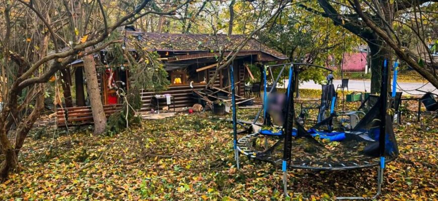 Дрон ударив просто по дитячому візочку в парку на Харківщині: серед жертв є немовля!