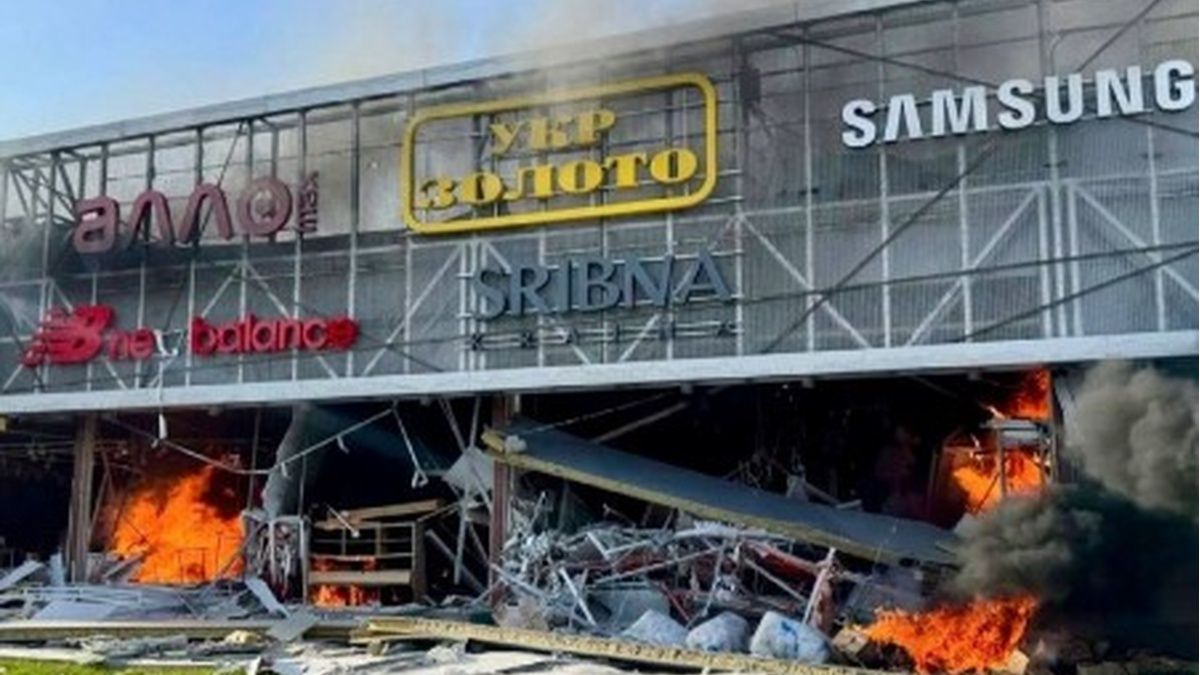Ворожий удар по Запоріжжю: окупанти поцілили в торговельний центр, спалахнула пожежа!