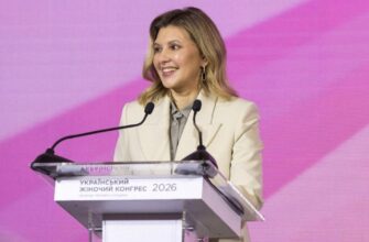 Олена Зеленська вийшла на сцену Українського жіночого конгресу в кремовому костюмі й сережках-ланцюжках