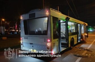 У Запоріжжі ворожий дрон поцілив просто в дах автобуса з людьми: є постраждалий!