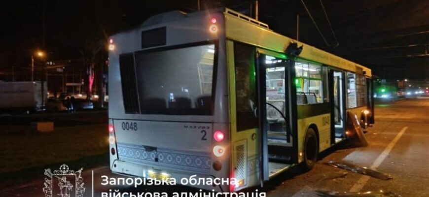 У Запоріжжі ворожий дрон поцілив просто в дах автобуса з людьми: є постраждалий!