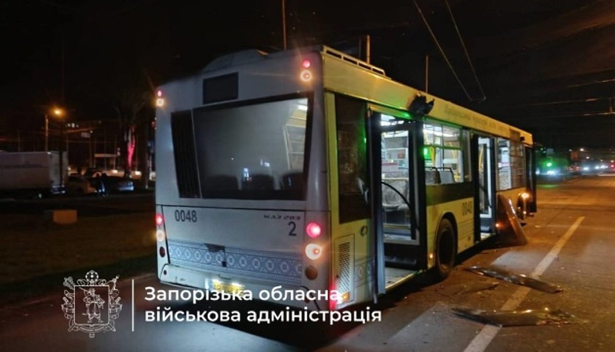 У Запоріжжі ворожий дрон поцілив просто в дах автобуса з людьми: є постраждалий!