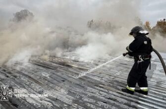 Удар по Чернігову спричинив сильну пожежу: медики рятують постраждалих жінок! Удар по Чернігову спричинив сильну пожежу: медики рятують постраждалих жінок!