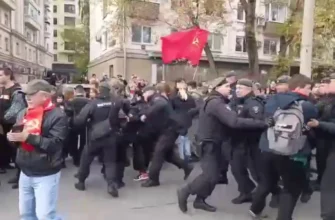 “Геть царя”: у Москві силовики влаштували масові затримання на мітингу комуністів