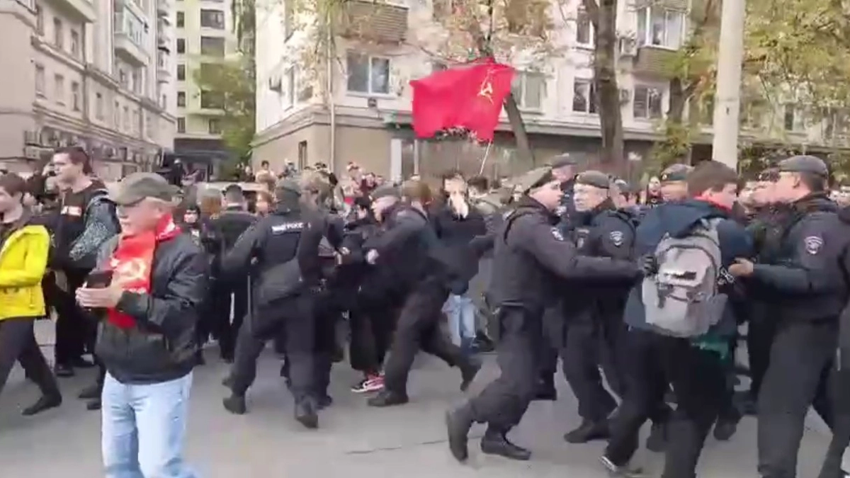 “Геть царя”: у Москві силовики влаштували масові затримання на мітингу комуністів