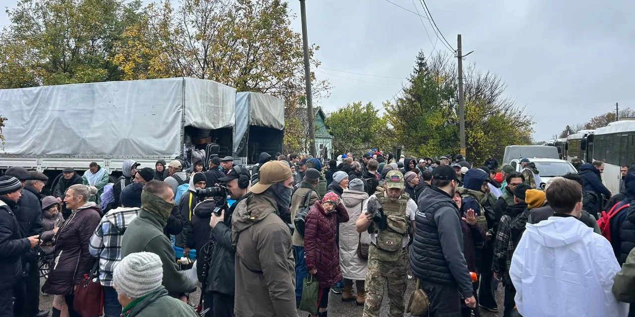 Останній літак із жителями Олешків сів у Білорусі: коли люди повертаються додому