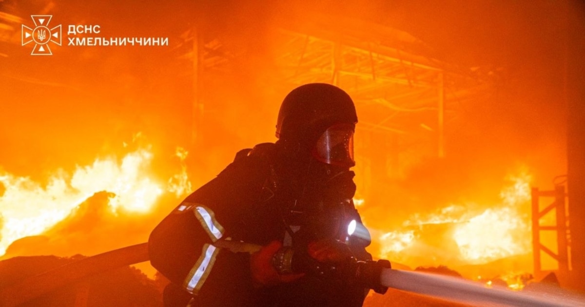 Уночі російські безпілотники атакували Хмельниччину, спалахнули підприємства та є поранені