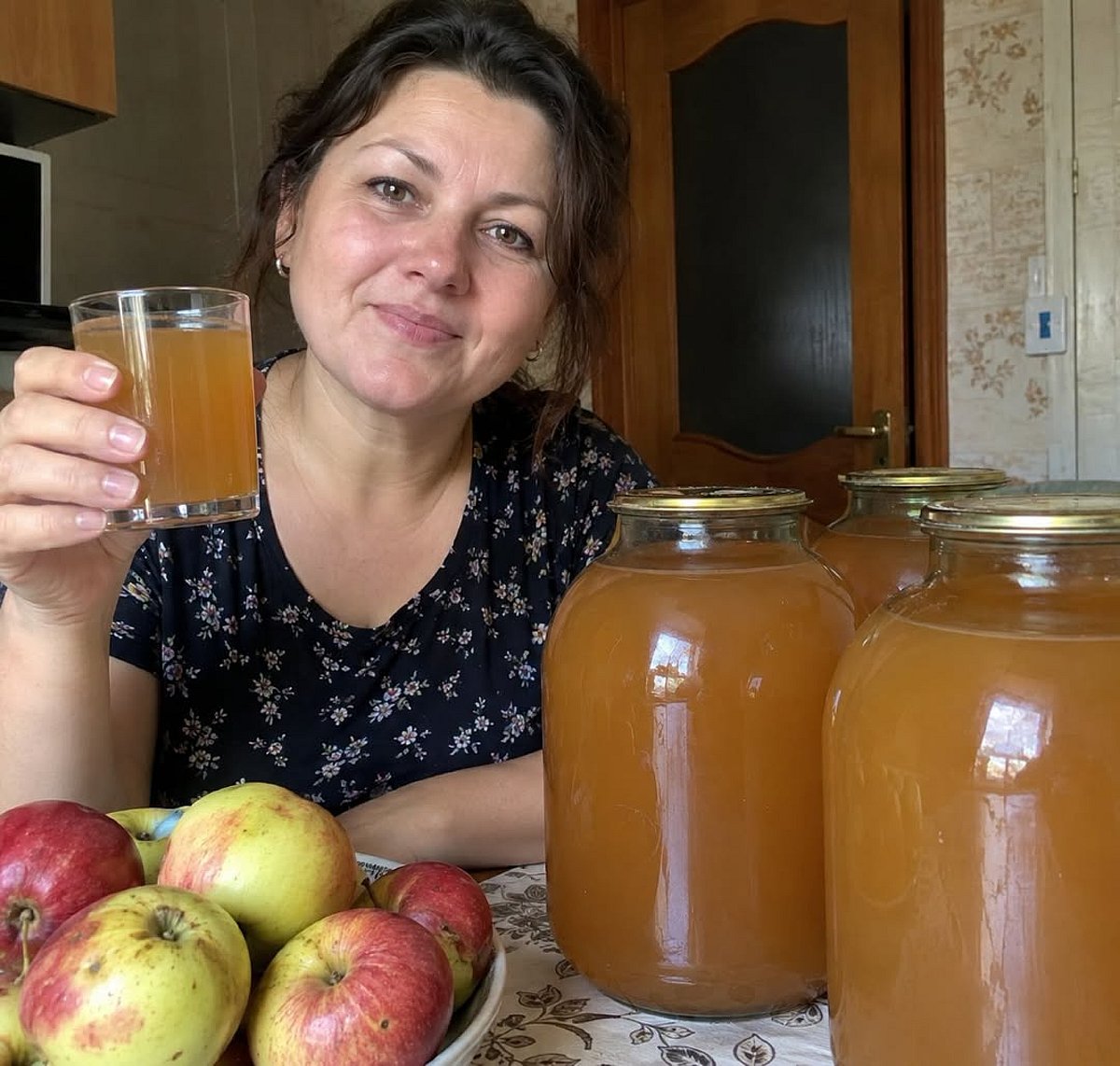 «Взимку пахне осінню» — як приготувати натуральний яблучний сік на зиму без зайвої мороки