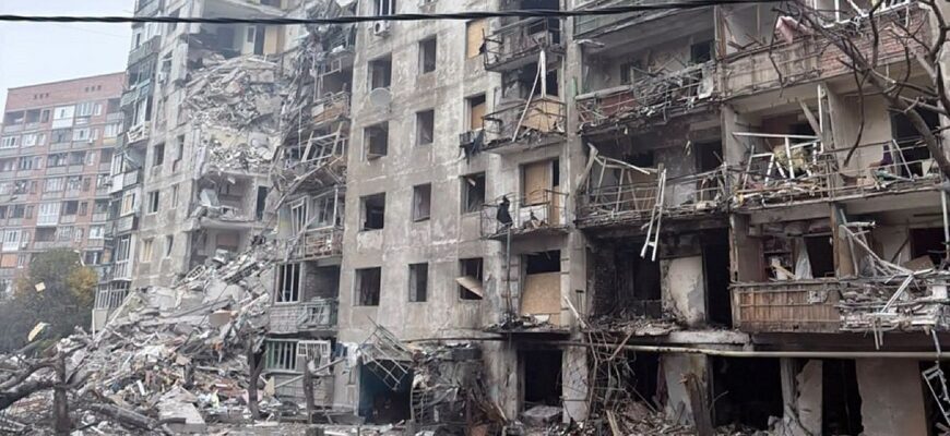 Пряме влучання в девʼятиповерхівку Краматорська: під завалами шукають людей!