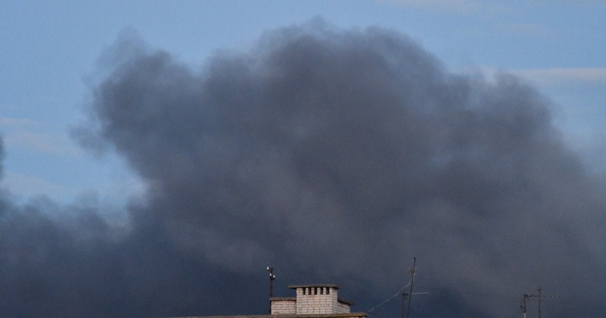 Масований удар по заходу України: затримуються понад 100 поїздів, мер повідомив деталі