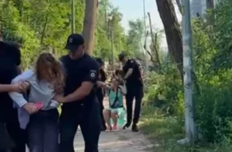 Активісти повідомляють про нове затримання після мітингу на Теремках — у поліції озвучили свою версію