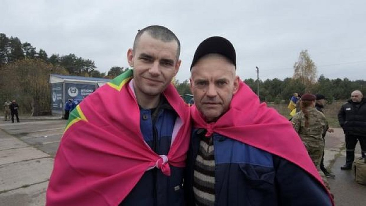 Пройшли пекло «Азовсталі» й роки неволі: батько із сином нарешті повернулися додому!