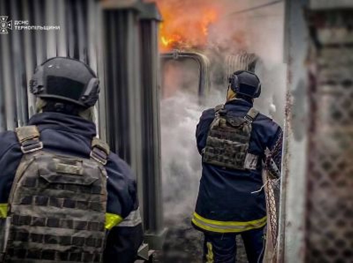 Ворожі удари по енергетиці Тернопільщини спричинили пожежі: екстрені служби ліквідують наслідки
