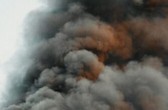 Ранковий удар по передмістю Дніпра: спалахнули склади, серед поранених є важкі