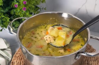 Ніжний сирний суп із картоплею та ковбасками готують за лічені хвилини