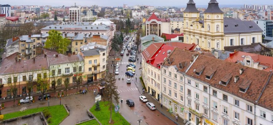 Мешканці Івано-Франківська роками сперечаються через власну назву: мовознавці поставили крапку