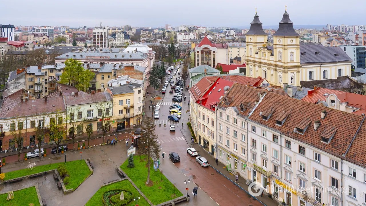 Мешканці Івано-Франківська роками сперечаються через власну назву: мовознавці поставили крапку