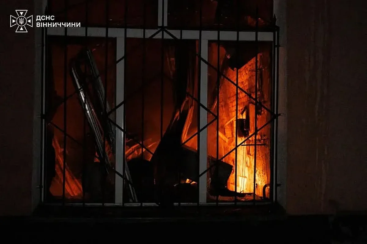 Удар по залізниці на Вінниччині спричинив масштабну пожежу: рятувальники гасили під загрозою атаки