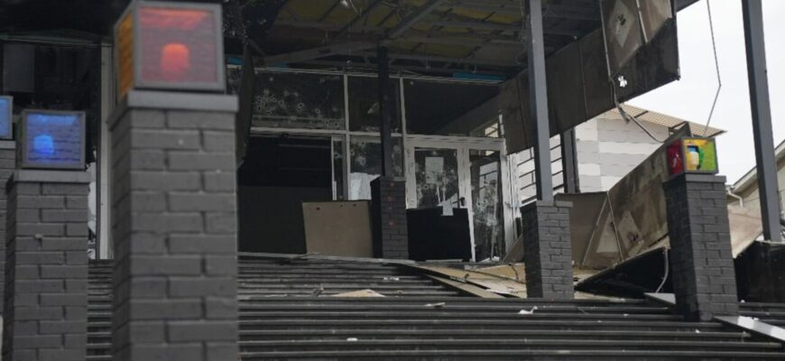 Удар по ТРЦ у Сумах: дрон влучив у будівлю, є поранені жінки та небезпечна деталь