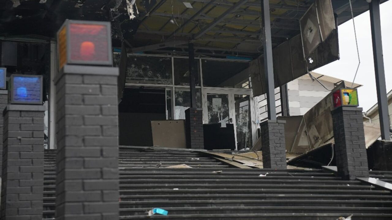Удар по ТРЦ у Сумах: дрон влучив у будівлю, є поранені жінки та небезпечна деталь