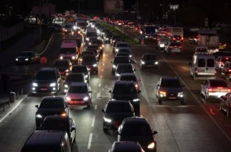У Києві через ворожі удари та затори люди змушені переходити мости пішки