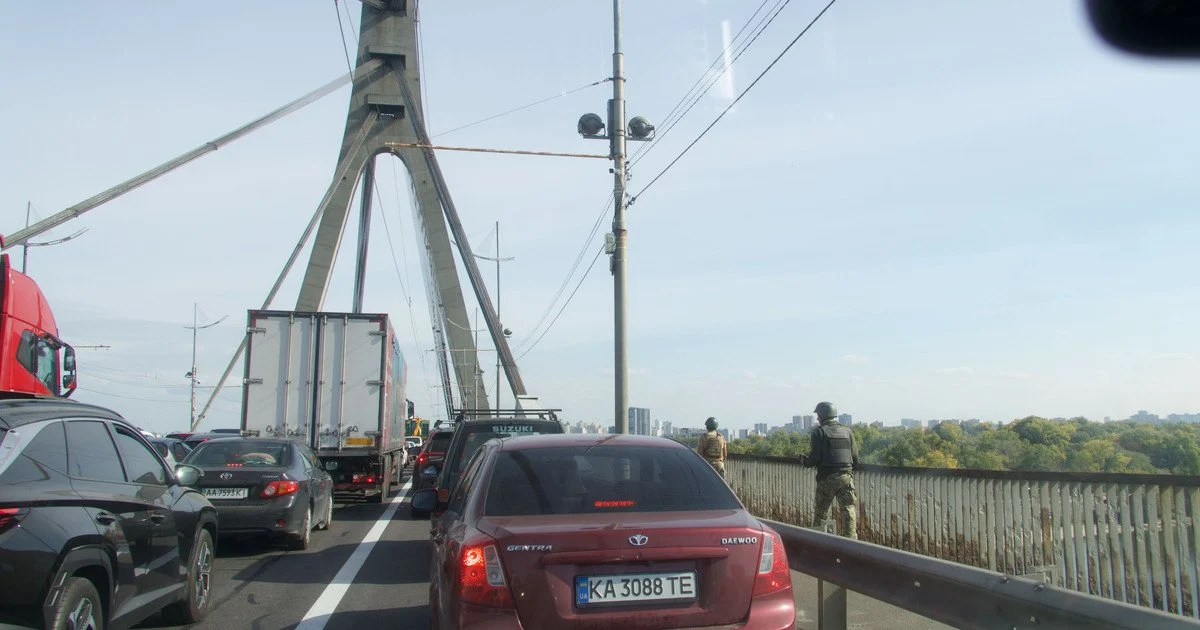 Київ з самого ранку паралізували затори через складну ситуацію на мостах