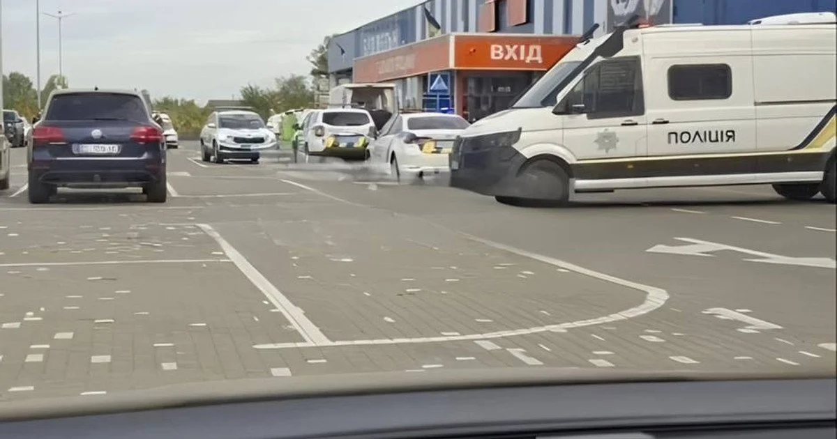 Кривавий напад у гіпермаркеті на Волині: хлопець схопив сокиру просто з вітрини