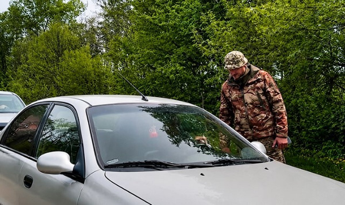 Вимагають віддати військовий квиток представникам ТЦК: законний спосіб показати документи