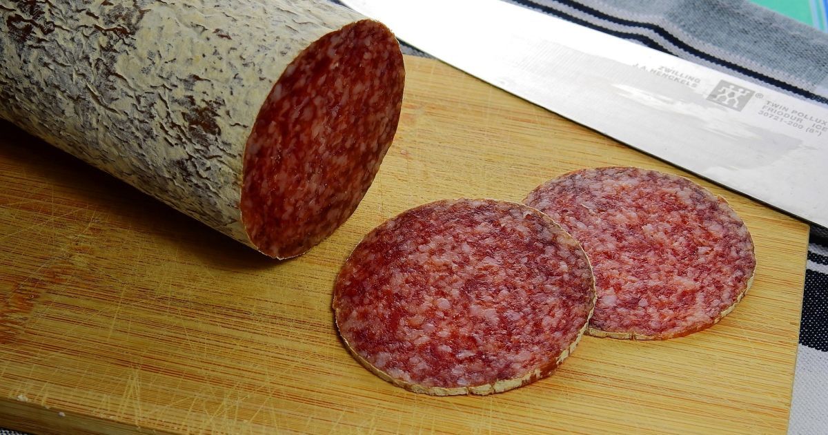 Небезпечна інфекція в популярній ковбасі: продукція польського виробника могла потрапити в наші магазини