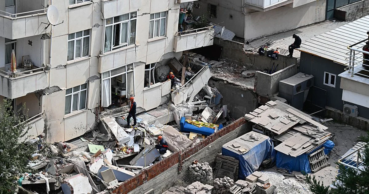 У Стамбулі раптово обвалився житловий семиповерховий будинок: під уламками опинилися люди
