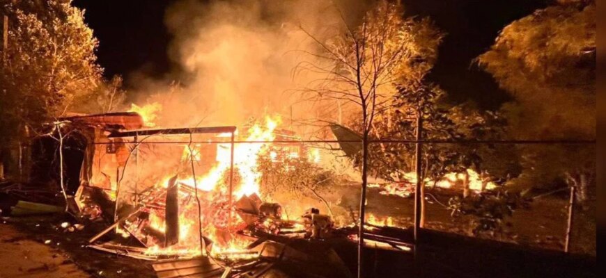 Вогонь охопив підприємства та дачі після нічного удару: що виявили хіміки ДСНС на Одещині