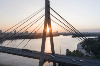 Ворожий дрон поцілив у Північний міст у Києві: рух заблоковано, є постраждалі