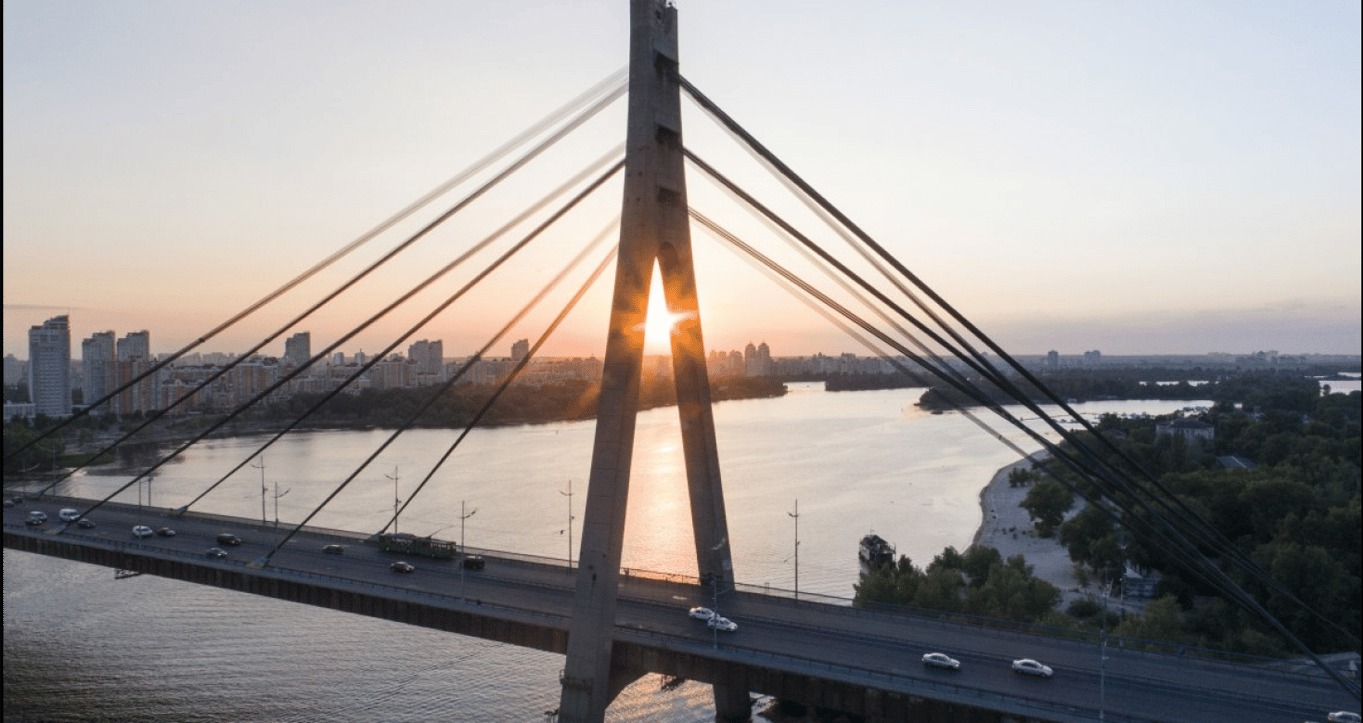 Ворожий дрон поцілив у Північний міст у Києві: рух заблоковано, є постраждалі