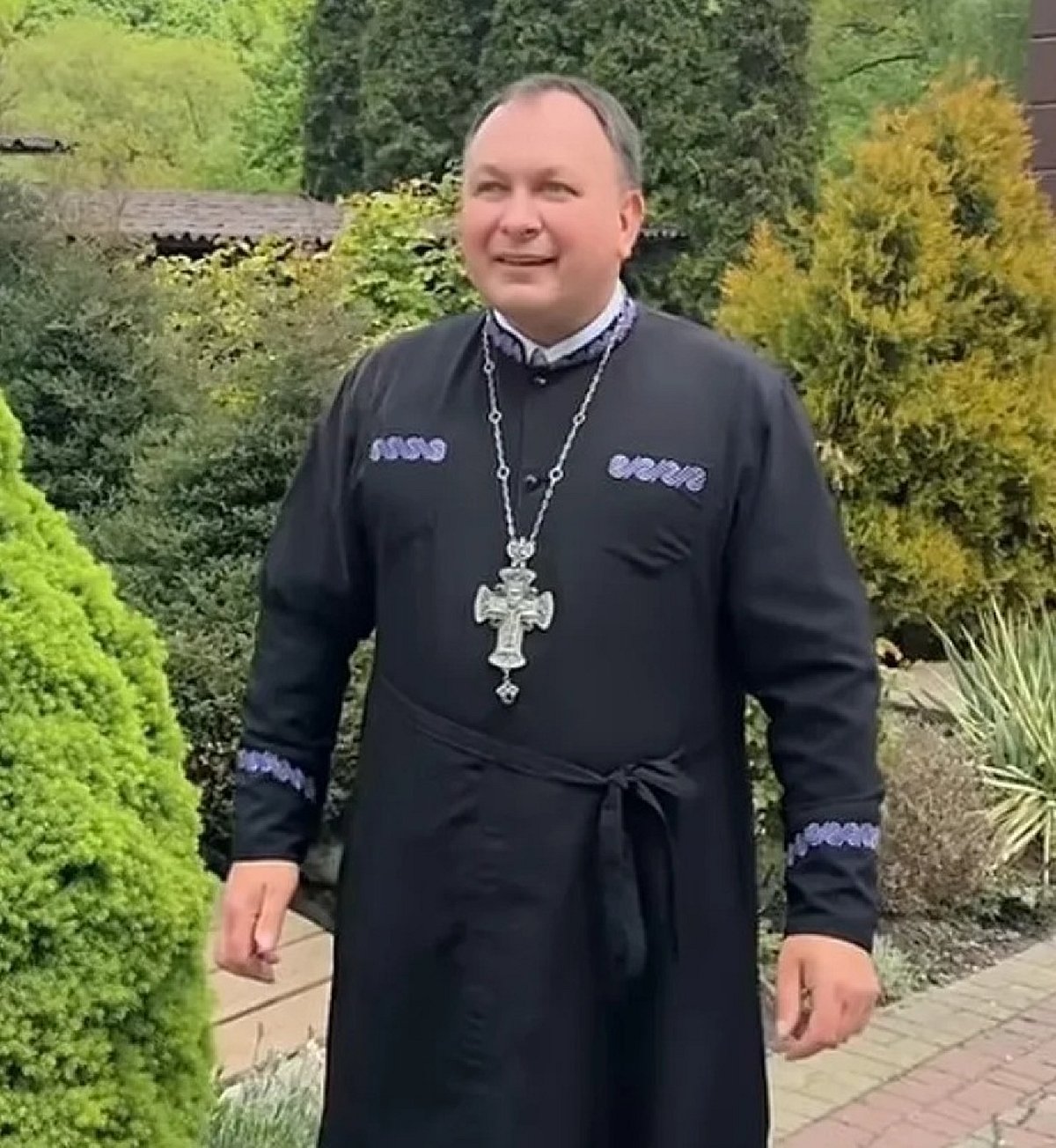 Жалоба та чорний одяг після смерті рідних: священник розкрив несподіваний нюанс