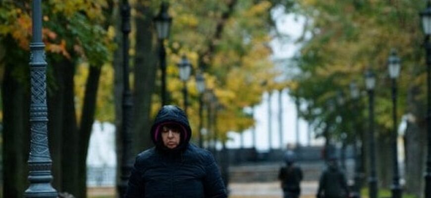 Атмосферний фронт несе дощі в низку областей: синоптики назвали дату покращення погоди