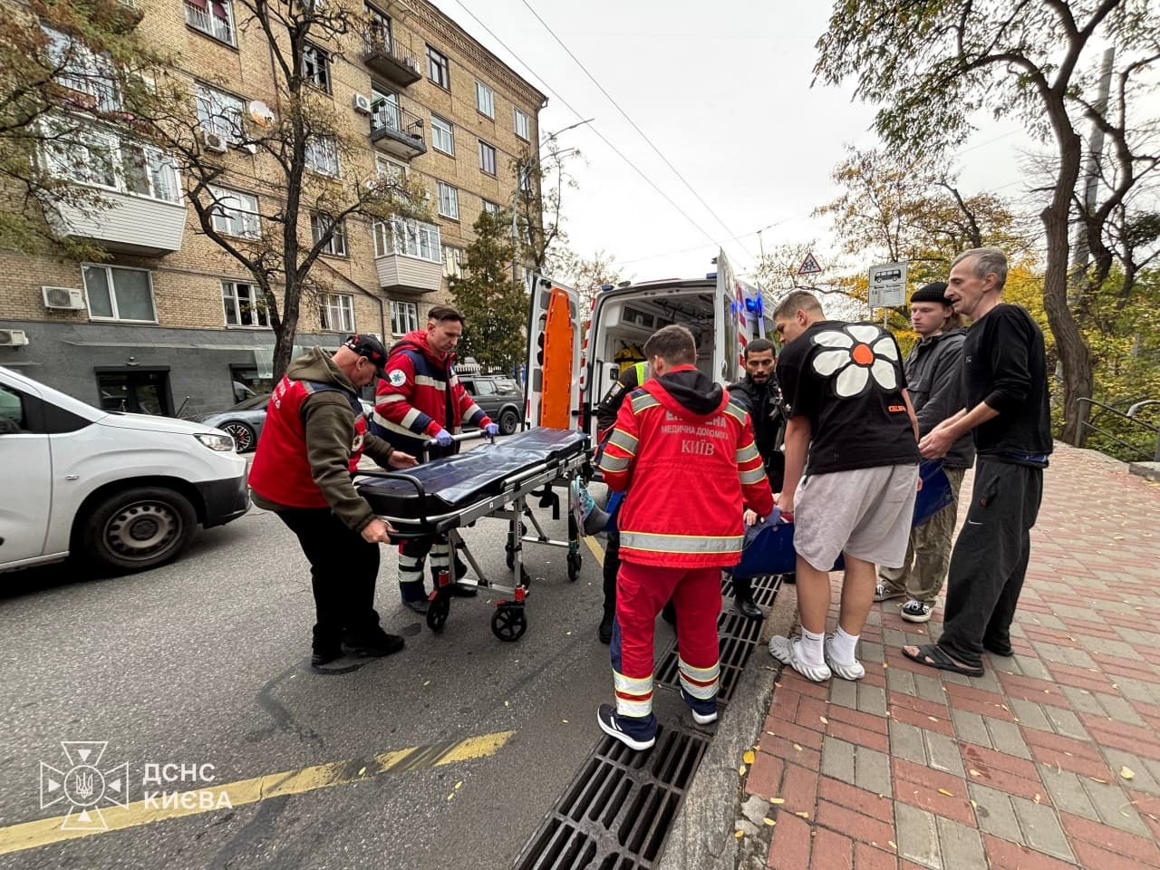 Дрон РФ упав просто у подвірʼя на Печерську: кількість поранених зросла!