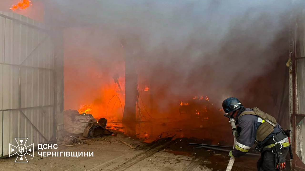 Удар по Чернігівщині: росіяни поцілили в зерносховище та ангар, є поранені!