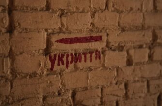 «Походу ми помрем»: під час ракетного удару по Києву люди з дітьми вперлися в замкнені сховища