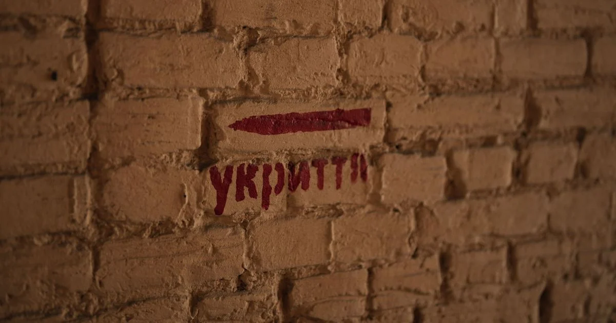 «Походу ми помрем»: під час ракетного удару по Києву люди з дітьми вперлися в замкнені сховища