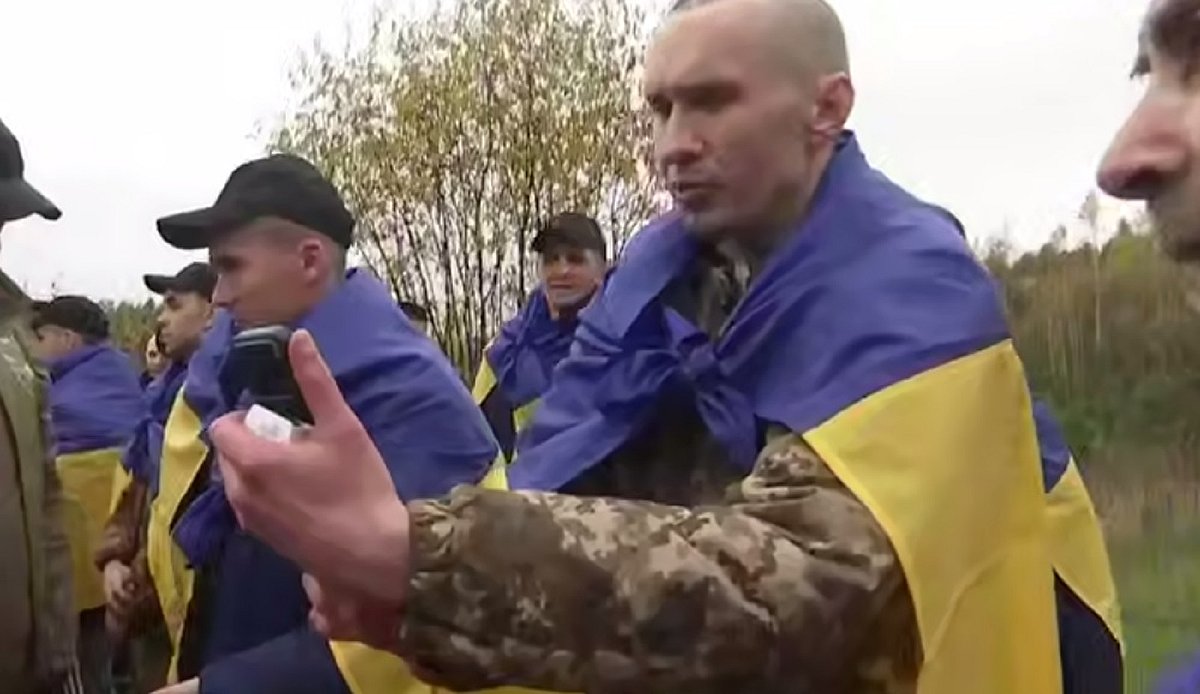 Після років неволі та «довічних вироків»: захисники Маріуполя нарешті повернулися додому!