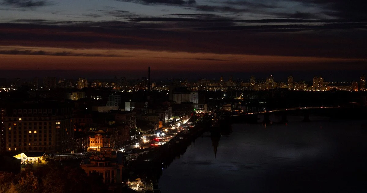 «Не можу провести урок»: київська вчителька розповіла про відключення світла на Правому березі