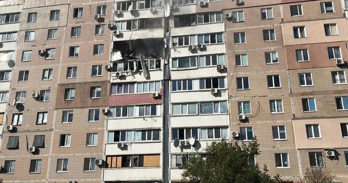 «Прилетіло просто в квартиру» — посеред дня війська РФ вдарили по багатоповерхівці в Запоріжжі
