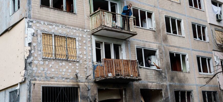 Уночі окупанти вдарили по Чернігову та пошкодили будинки і торговельний центр
