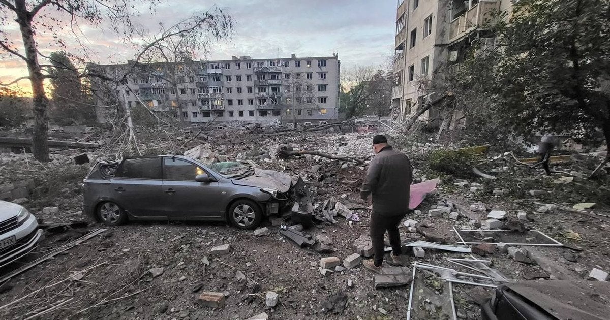 Масований удар по Кременчуку: ракети поцілили в житловий квартал, є руйнування