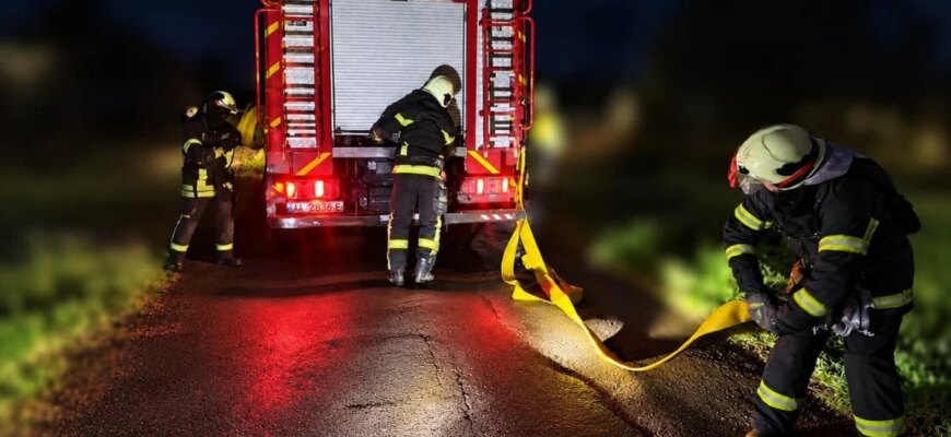 Масований удар по залізниці на Житомирщині: палало всю ніч, рятувальники бігли в укриття