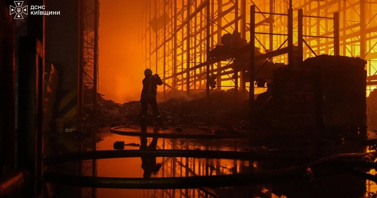 Російські війська атакували склади під Києвом, спалахнула масштабна пожежа та є постраждалі