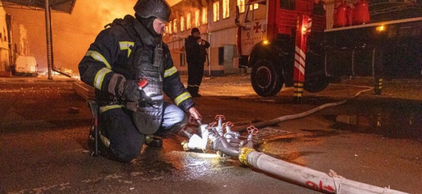 Росіяни вдарили по Харкову: спалахнула будівля, є загиблий і поранені!